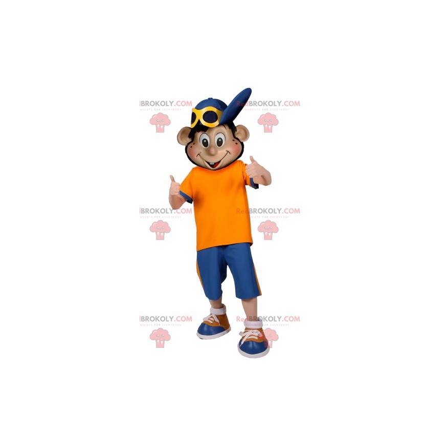 Mascotte de garçon en tenue de sport avec une casquette -