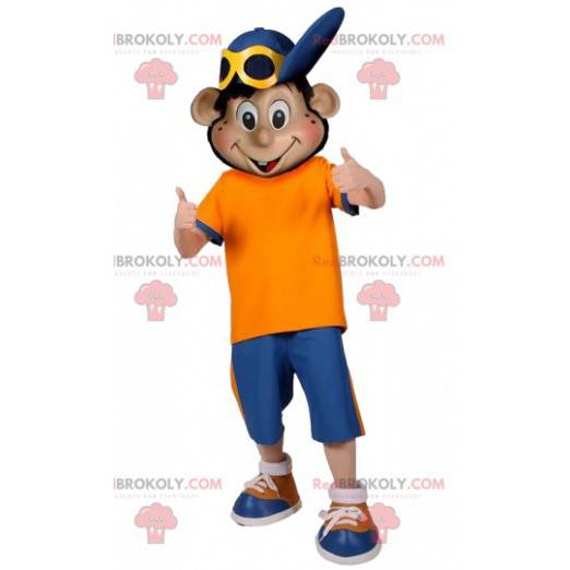 Mascotte de garçon en tenue de sport avec une casquette -