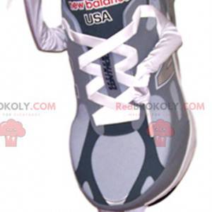Mascota de calzado deportivo gris y blanco. - Redbrokoly.com