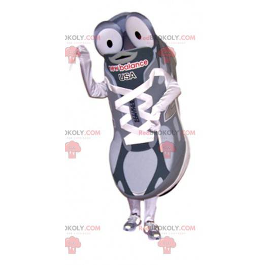 Graues und weißes Sportschuhmaskottchen. - Redbrokoly.com
