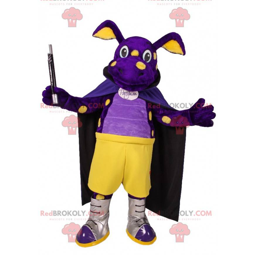 Mascotte maiale viola con un mantello e una bacchetta magica -