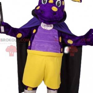 Mascote porco roxo com uma capa e uma varinha mágica -