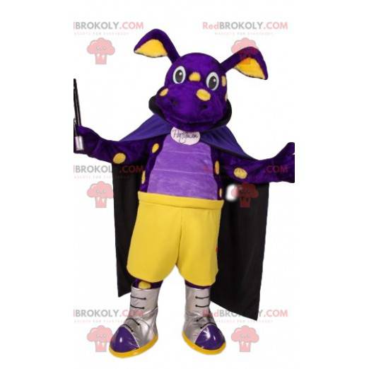 Mascotte maiale viola con un mantello e una bacchetta magica -