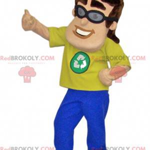 Mascotte man met een geel t-shirt en het recyclinglogo -