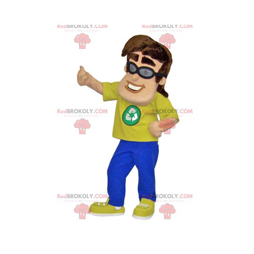 Homem mascote com uma camiseta amarela e o logotipo da Homem mascote com uma camiseta amarela e o logotipo da
