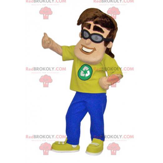 Maskottchenmann mit gelbem T-Shirt und dem Recycling-Logo -