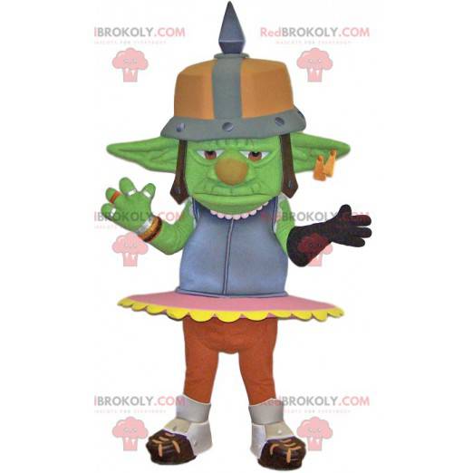 Troll mascote verde com um capacete de metal. Fantasia de troll