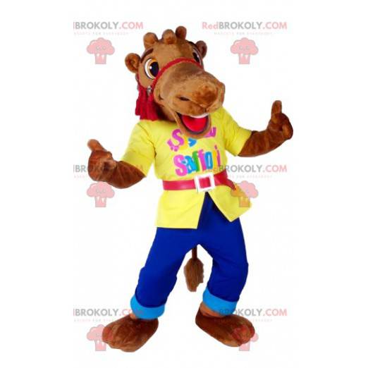 Mascota de camello marrón en jeans y camisa - Redbrokoly.com