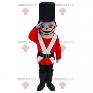 Mascotte de soldat rose habillé en rouge blanc et noir -