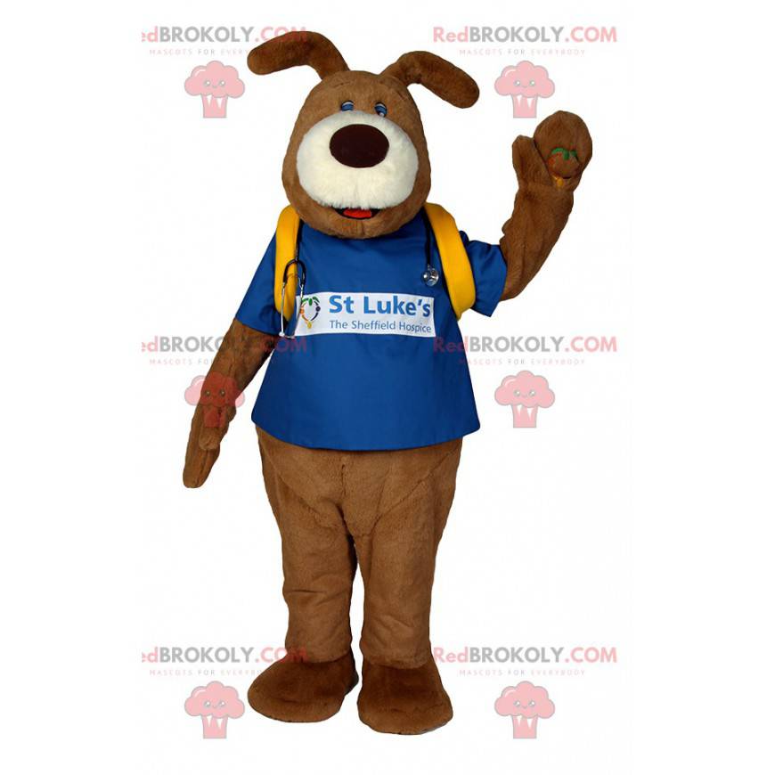 Brązowy pies maskotka z niebieską koszulką i stetoskopem -