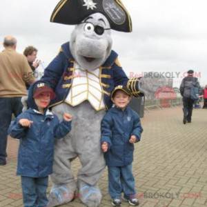 Mascotte de dauphin gris habillé en costume de pirate -