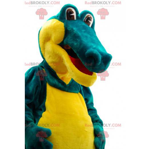 Mascote de crocodilo verde e amarelo muito cômico. -