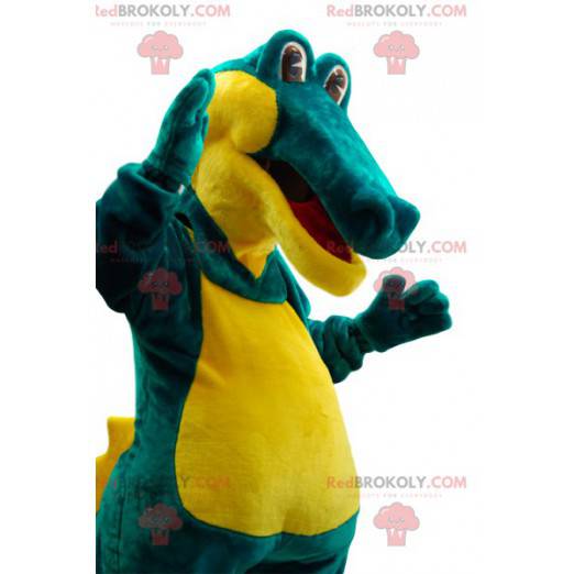 Mascote de crocodilo verde e amarelo muito cômico. -