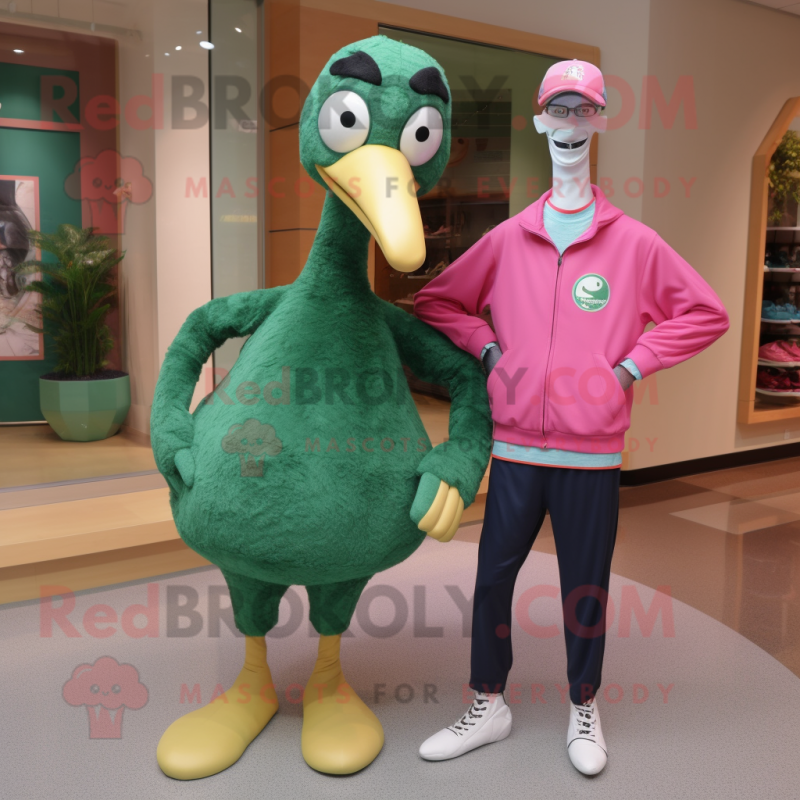 Personaggio del costume della mascotte del fenicottero verde foresta  vestito con un maglione e orologi