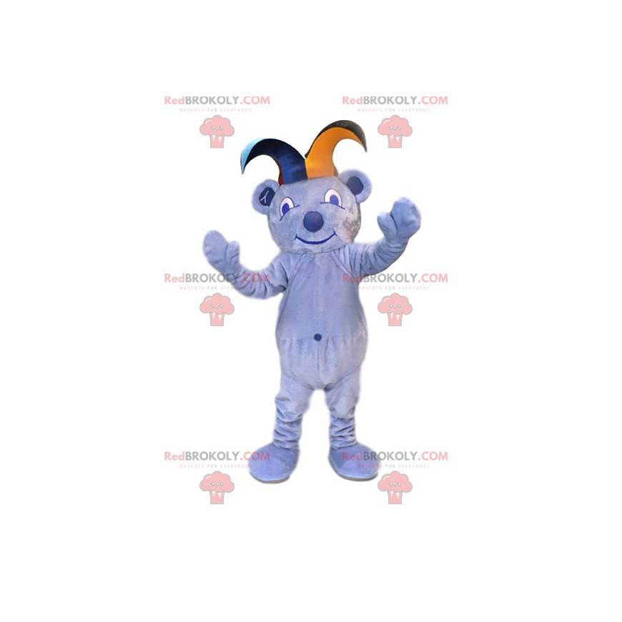 Mascota oso azul claro con sombrero de bromista. -