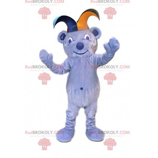 Mascota oso azul claro con sombrero de bromista. -