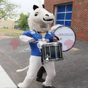 Mascotte de cheval blanc crème avec un maillot de sport bleu -