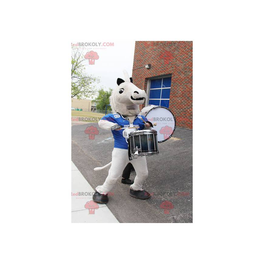 Mascota del caballo blanco crema con una camiseta deportiva Mascota del caballo blanco crema con una camiseta deportiva
