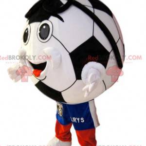 Mascote sorridente de bola de futebol em shorts azuis -