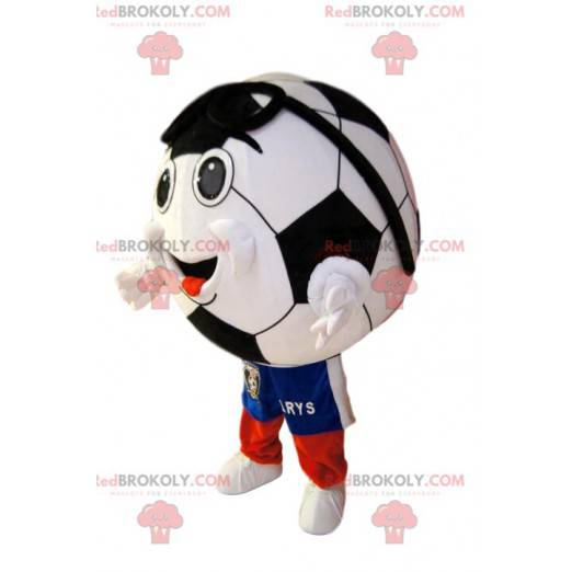 Mascote sorridente de bola de futebol em shorts azuis -