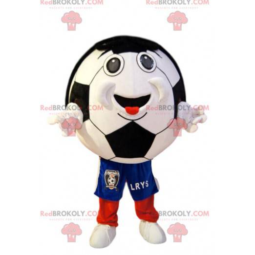 Mascote sorridente de bola de futebol em shorts azuis -