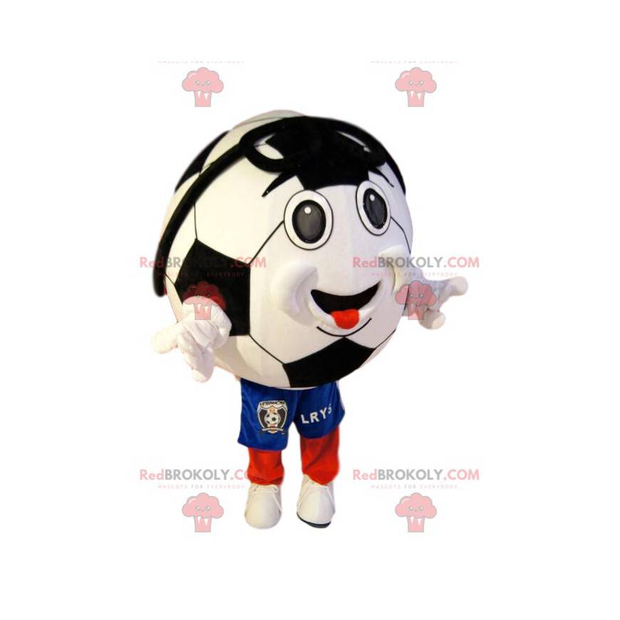 Mascota de balón de fútbol sonriente en pantalones cortos