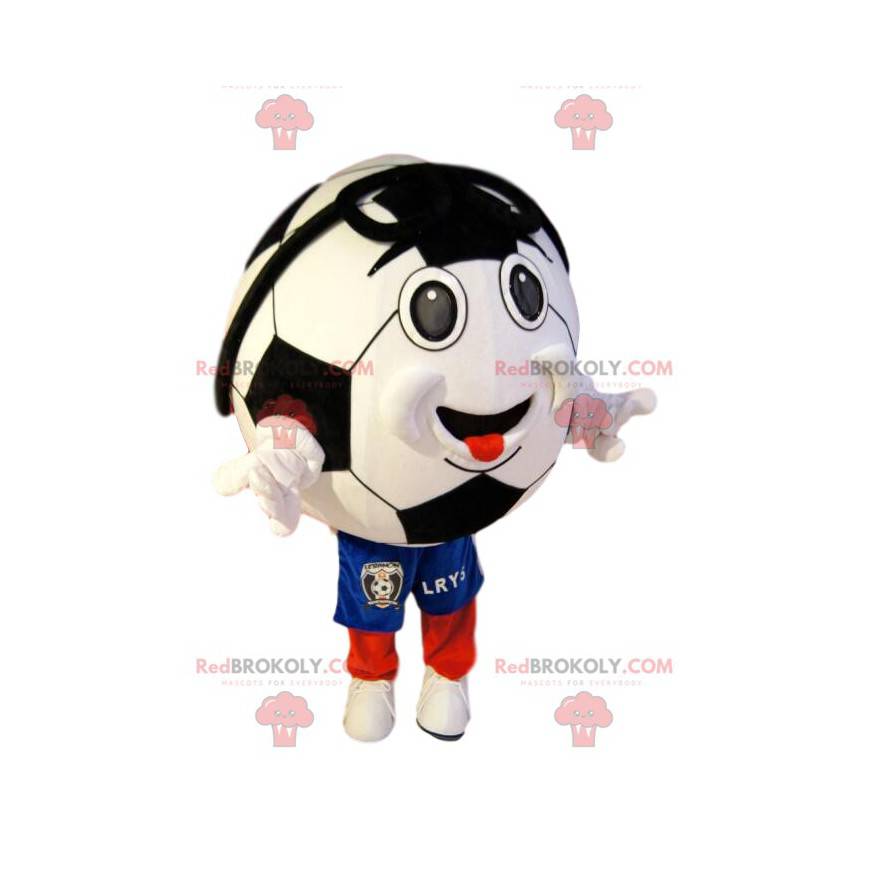 Mascote sorridente de bola de futebol em shorts azuis -