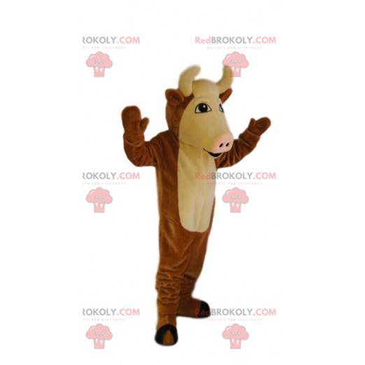 Mascota de vaca marrón y crema, con un bonito hocico rosa -