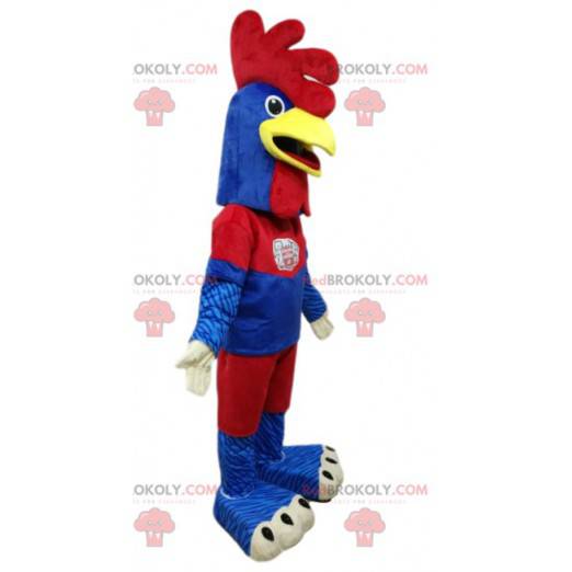 Mascotte di pollo in abbigliamento sportivo blu e rosso -