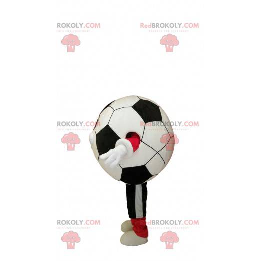 Mascotte sorridente del pallone da calcio in abiti sportivi -