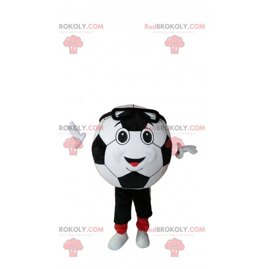 Mascote sorridente de bola de futebol em roupas esportivas -