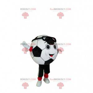 Mascote sorridente de bola de futebol em roupas esportivas -