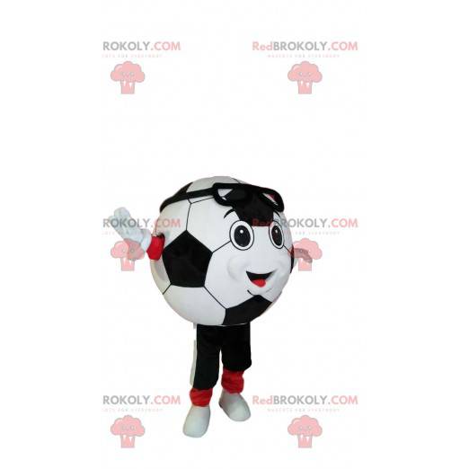 Mascota de pelota de fútbol sonriente en ropa deportiva -