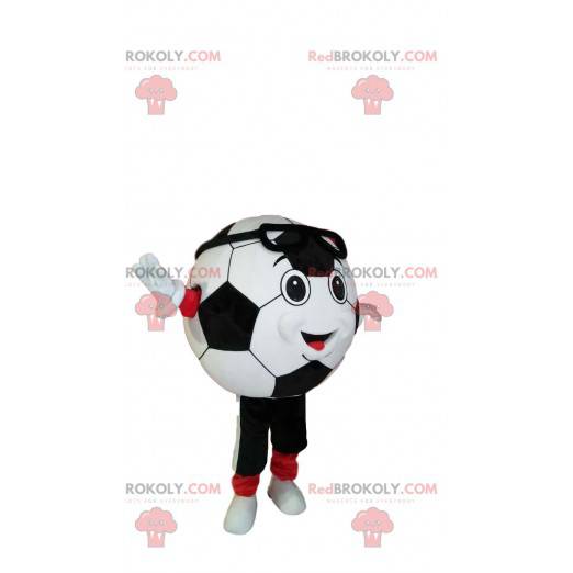 Mascotte sorridente del pallone da calcio in abiti sportivi -