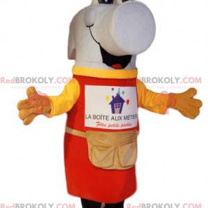 Mascotte martello bianco super felice, con un grembiule rosso -