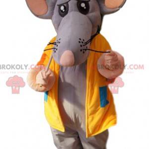 Mascota del ratón gris con una chaqueta amarilla y una mochila