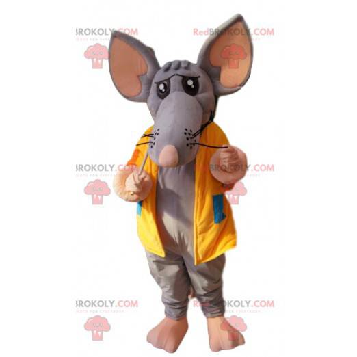 Graues Mausmaskottchen mit gelber Jacke und Rucksack -