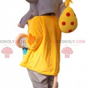 Grijze muis mascotte met een gele jas en een rugzak -
