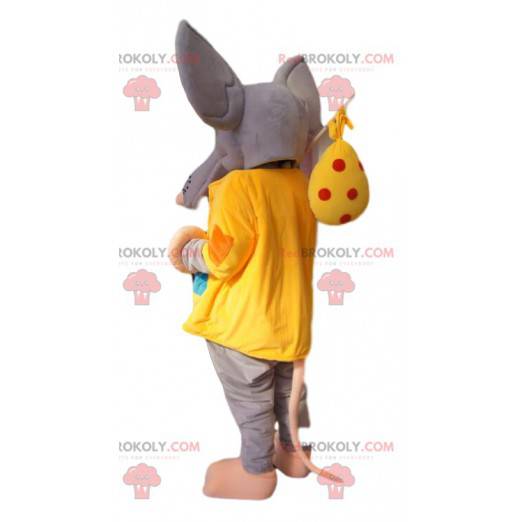 Graues Mausmaskottchen mit gelber Jacke und Rucksack -