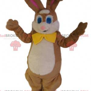 Mascota del conejo marrón con una pajarita amarilla. -
