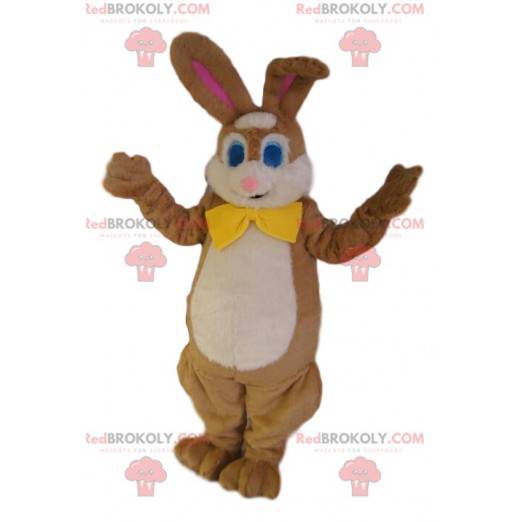 Mascotte coniglio marrone con un papillon giallo. -