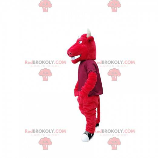 Mascotte de taureau rouge avec de grandes cornes blanches. -