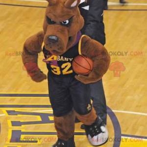 Hnědý pes maskot v basketbalové oblečení - Redbrokoly.com