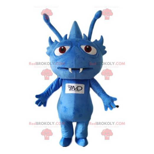Kleine blauwe alien mascotte met scherpe tanden. -