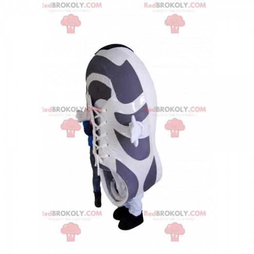 Mascota de baloncesto blanco y gris. Traje de baloncesto -