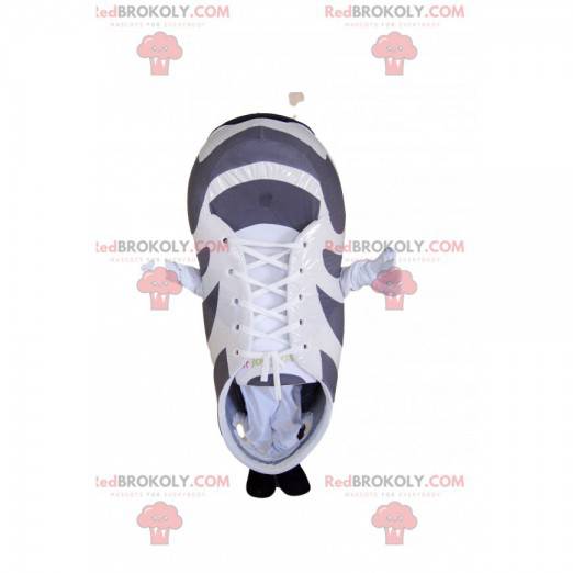 Mascota de baloncesto blanco y gris. Traje de baloncesto -