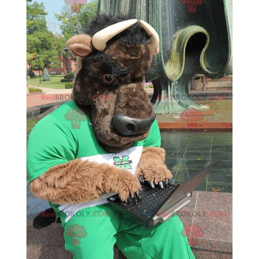 Mascotte de taureau marron et noir de buffle en tenue verte -