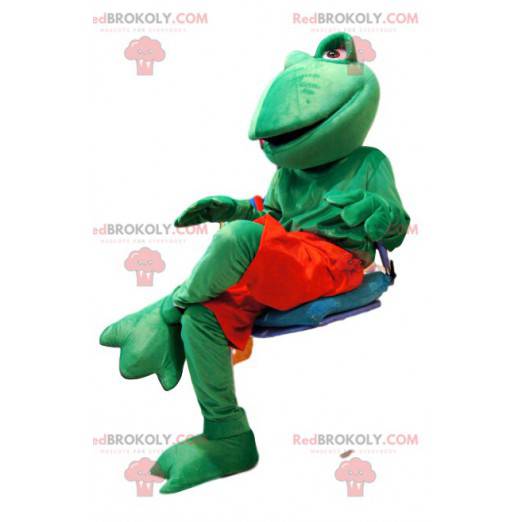 Amichevole mascotte rana verde con pantaloncini rossi -