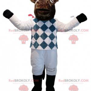 Braunes Pferdemaskottchen im weißen und blauen Jockey-Outfit -