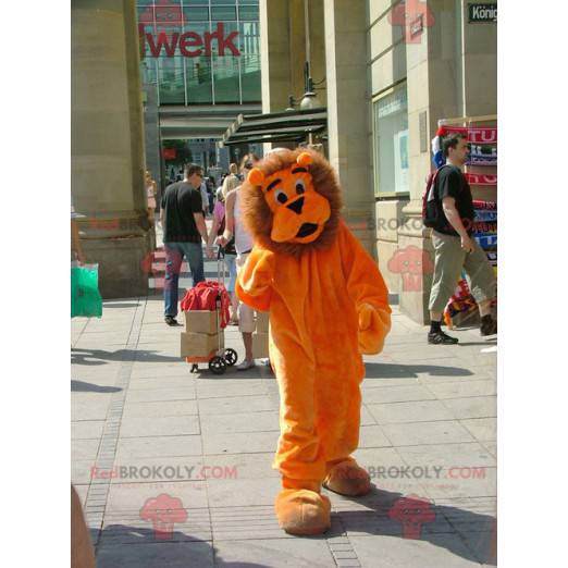 Roztomilý a chlupatý oranžový a hnědý lev maskot -